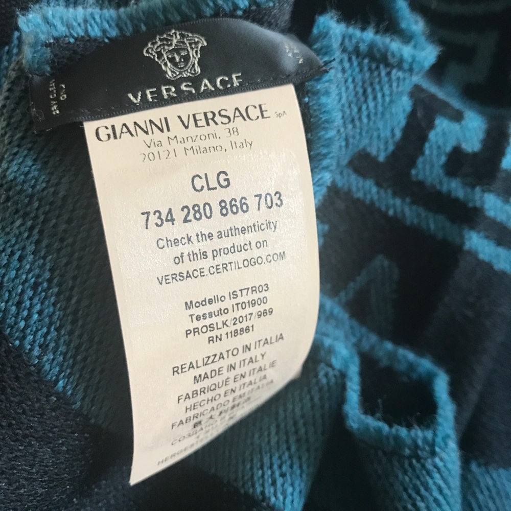 VERSACE Lambs Wool Medusa Blanket Scarf - Picture 4 of 4
